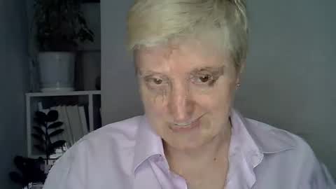 Snapshot of vea_motty chatting on April 3, 4:05 pm vea_motty online show from April 3, 4:05 pm