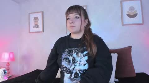 Vee Simons online show from September 29, 7:40 pm