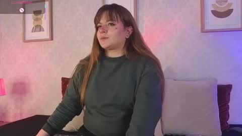 Vee Simons online show from October 27, 7:40 pm