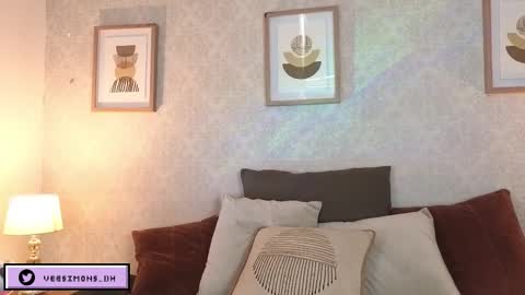 Vee Simons online show from December 22, 6:05 pm