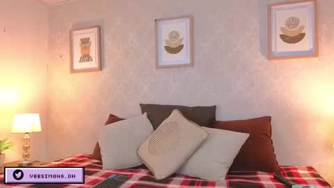 Vee Simons online show from February 11, 8:25 pm