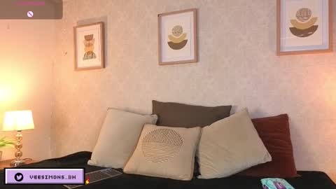 Vee Simons online show from February 24, 8:18 pm