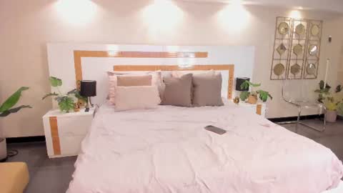 Snapshot of veluna_ chatting on July 15, 11:15 am veluna_ online show from July 15, 11:15 am