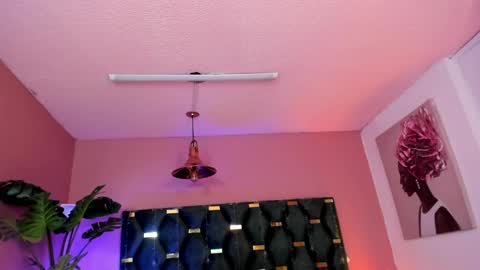 Snapshot of velvet_dreams_ chatting on April 25, 12:41 pm Isabella online show from April 25, 12:41 pm