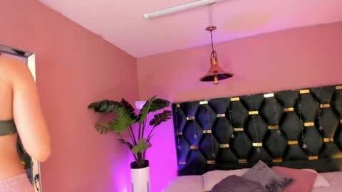 Snapshot of velvet_dreams_ chatting on April 28, 11:59 am Isabella online show from April 28, 11:59 am