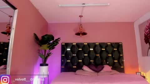 Snapshot of velvet_dreams_ chatting on May 22, 12:00 pm Isabella online show from May 22, 12:00 pm
