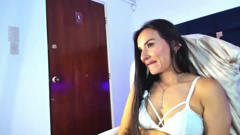 Snapshot of velvetlunaa chatting on April 22, 1:34 pm Velvet online show from April 22, 1:34 pm
