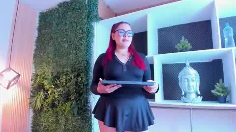 velvetscarlett online show from February 26, 12:15 pm