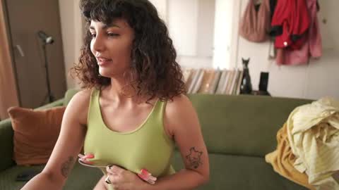 Snapshot of venus_in_jeans chatting on May 25, 9:37 am Bella online show from May 25, 9:37 am