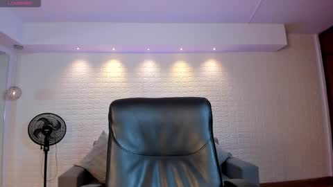 Snapshot of venuscooper_ chatting on November 23, 12:38 pm Venus Cooper Everyday From 1400 to 2200 Col Time online show from November 23, 12:38 pm