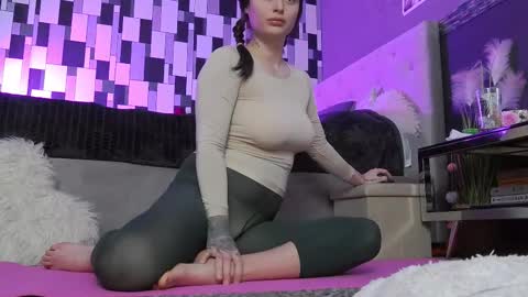 venusinylons online show from March 29, 3:34 pm