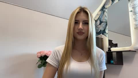 Snapshot of verlieleverton chatting on April 6, 9:54 am Elisa online show from April 6, 9:54 am