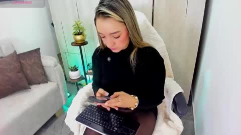 Catalina online show from November 21, 1:32 pm