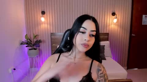 Snapshot of veronica_19_ chatting on January 4, 7:34 pm VERONICA online show from January 4, 7:34 pm