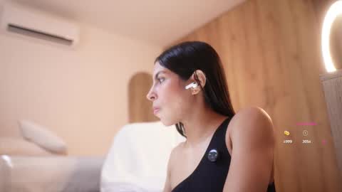 Snapshot of veronica_mendez1 chatting on February 12, 3:51 pm Veronica online show from February 12, 3:51 pm