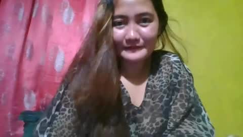 Snapshot of versatile_hottie_asian chatting on July 28, 3:32 pm versatile_hottie_asian online show from July 28, 3:32 pm
