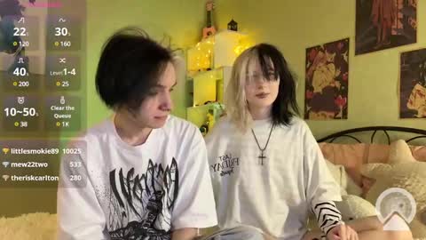 Snapshot of veryraretwins chatting on March 10, 8:23 pm veryraretwins online show from March 10, 8:23 pm