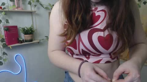 Snapshot of veryveryvery_shy chatting on April 10, 7:02 am veryveryvery_shy online show from April 10, 7:02 am