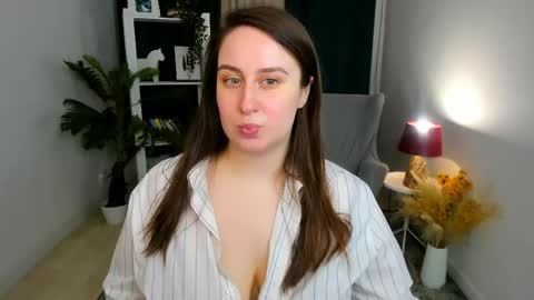 Snapshot of via_lattea_ chatting on April 10, 12:21 pm Camilla online show from April 10, 12:21 pm