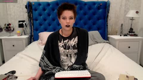 Snapshot of via_mayer chatting on April 8, 3:23 pm Via online show from April 8, 3:23 pm