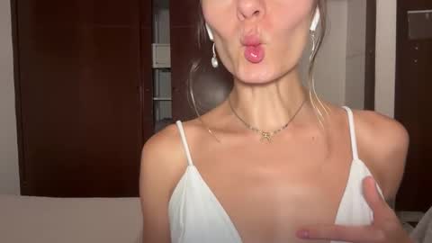 Snapshot of viajemos chatting on February 18, 11:33 pm papichulo y mamichula online show from February 18, 11:33 pm