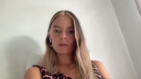 Snapshot of viajemos chatting on March 24, 4:45 pm papichulo y mamichula online show from March 24, 4:45 pm