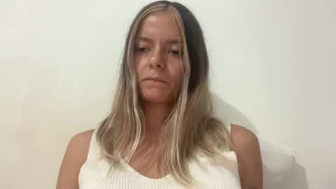 Snapshot of viajemos chatting on March 30, 11:28 pm papichulo y mamichula online show from March 30, 11:28 pm