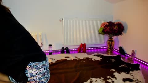 ViciousQueenu can call me Laura online show from November 22, 7:40 am