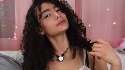 Snapshot of vicky_curly chatting on October 23, 7:12 pm vicky_curly online show from October 23, 7:12 pm