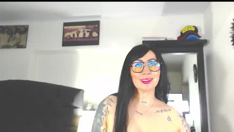 Snapshot of vicky_hotmilf chatting on October 1, 11:05 am Vicky online show from October 1, 11:05 am