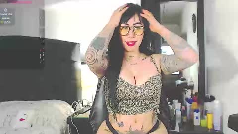 Snapshot of vicky_hotmilf chatting on November 20, 11:10 am Vicky online show from November 20, 11:10 am