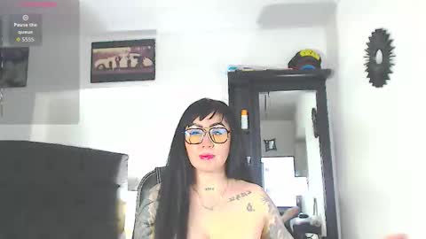 Snapshot of vicky_hotmilf chatting on December 1, 10:53 am Vicky online show from December 1, 10:53 am