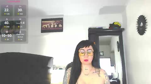 Snapshot of vicky_hotmilf chatting on December 15, 11:14 am Vicky online show from December 15, 11:14 am