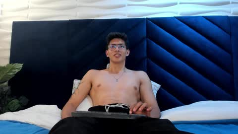 Snapshot of victor_oliveira_ chatting on March 31, 9:26 pm Victor Oliveira online show from March 31, 9:26 pm