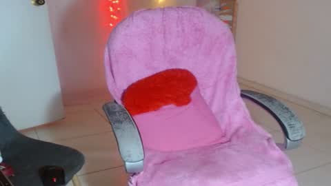 Snapshot of victoria_miler chatting on December 22, 11:31 pm VICKY online show from December 22, 11:31 pm