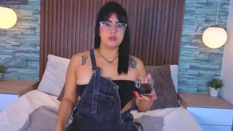 Snapshot of victoriaandrade chatting on February 18, 12:23 pm Victoria Andrade online show from February 18, 12:23 pm