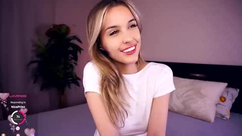 Snapshot of victoriadreamtt chatting on October 3, 7:44 pm Anasteisha  Day Helen  Night online show from October 3, 7:44 pm