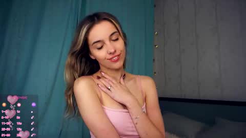 Snapshot of victoriadreamtt chatting on October 25, 7:52 pm Anasteisha  Day Helen  Night online show from October 25, 7:52 pm