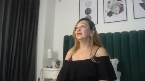victoriaqueen_fg_ online show from September 30, 1:27 pm