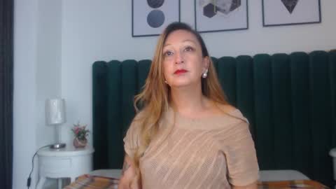 victoriaqueen_fg_ online show from October 6, 12:35 pm
