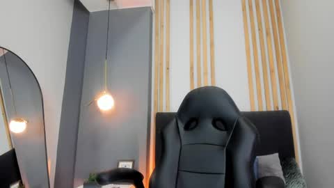 Snapshot of victoriia_vixen chatting on May 17, 9:33 pm Victoria Vixen online show from May 17, 9:33 pm