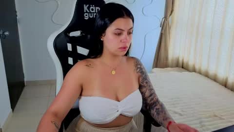 V  I C  T O R I A  online show from May 7, 7:19 pm
