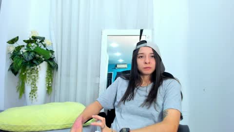 viictoriiasaenz online show from May 1, 5:12 am
