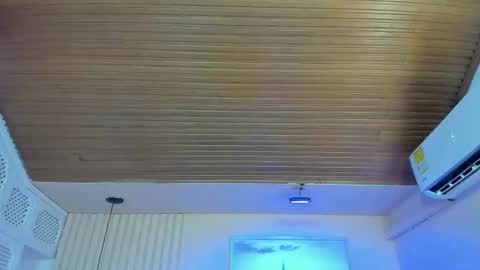 Snapshot of viiolett_lee chatting on October 2, 7:43 pm Viiolett online show from October 2, 7:43 pm