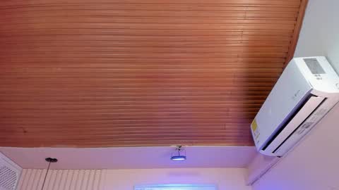 Snapshot of viiolett_lee chatting on October 16, 8:32 pm Viiolett online show from October 16, 8:32 pm