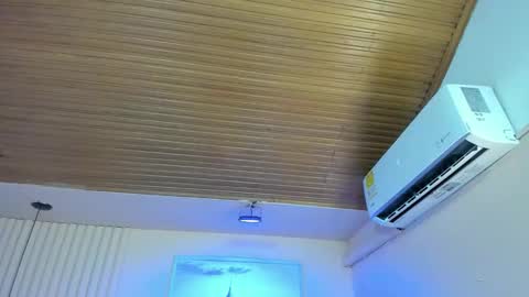 Snapshot of viiolett_lee chatting on October 19, 7:25 pm Viiolett online show from October 19, 7:25 pm