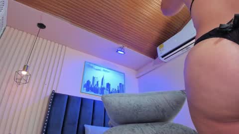 Snapshot of viiolett_lee chatting on February 14, 8:27 pm Viiolett online show from February 14, 8:27 pm