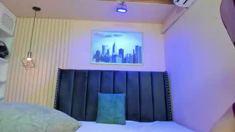 Snapshot of viiolett_lee chatting on March 10, 8:03 pm Viiolett online show from March 10, 8:03 pm