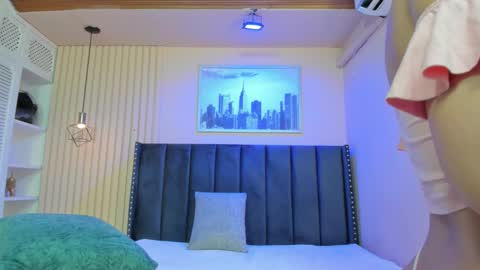 Snapshot of viiolett_lee chatting on March 12, 7:53 pm Viiolett online show from March 12, 7:53 pm