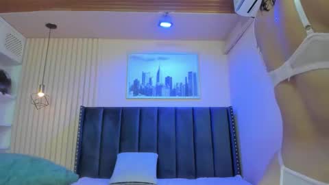 Snapshot of viiolett_lee chatting on March 17, 8:45 pm Viiolett online show from March 17, 8:45 pm